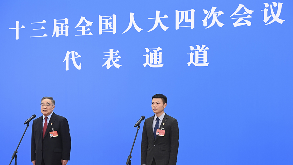 全国人大代表张伯礼（左）、邹彬通过网络视频方式接受采访