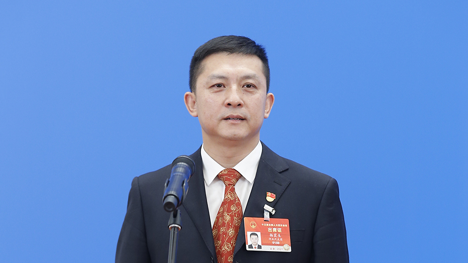 全国人大代表杨震生通过网络视频方式接受采访