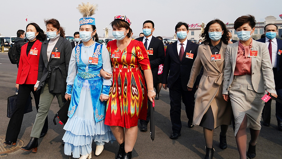 全国人大代表走向会场