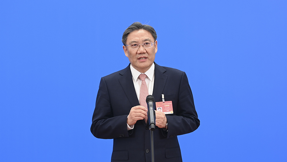 商务部部长王文涛通过网络视频方式接受采访