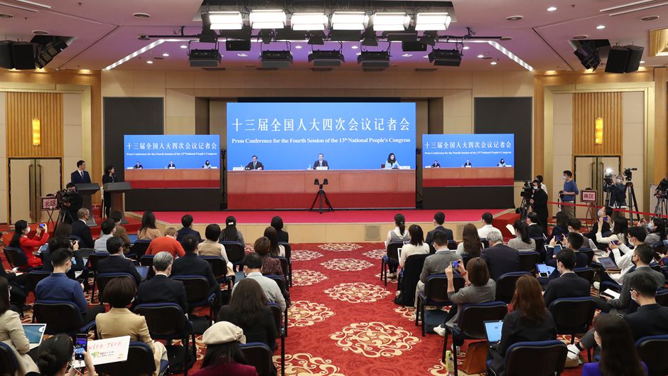 记者在位于梅地亚中心的分会场采访