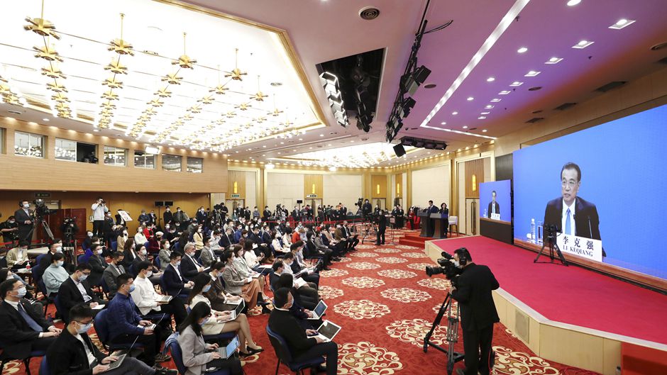 记者在位于梅地亚中心的分会场采访