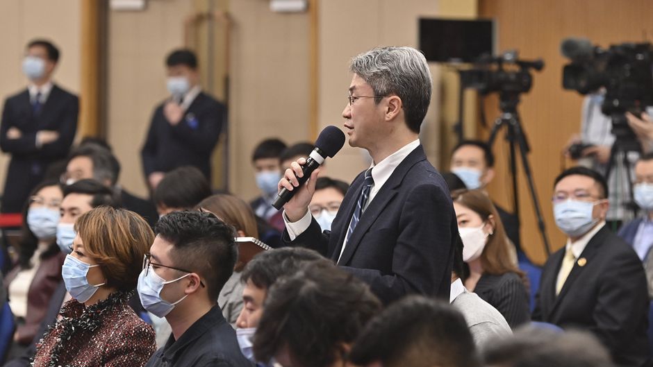 记者在位于梅地亚中心的分会场提问