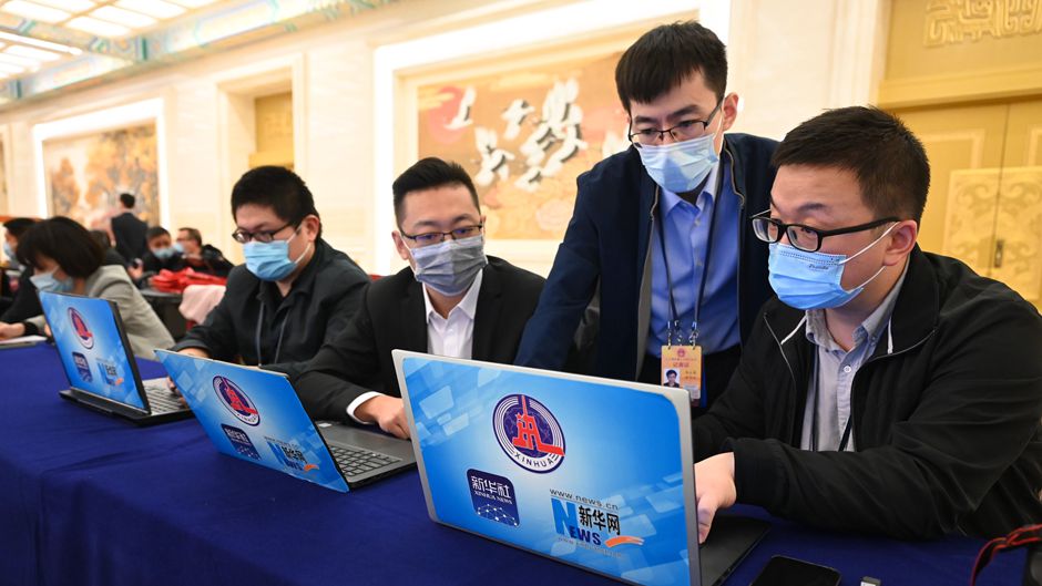 记者在现场工作