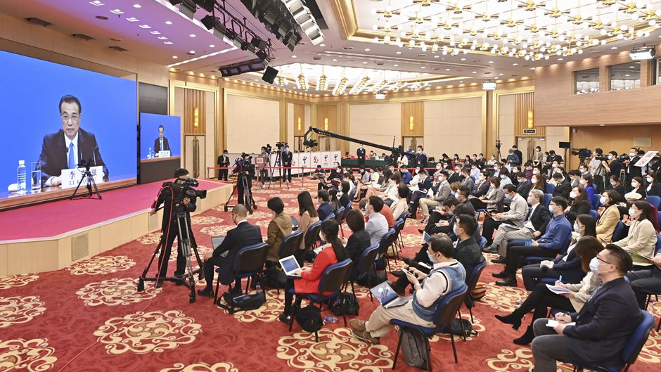 记者在位于梅地亚中心的分会场采访