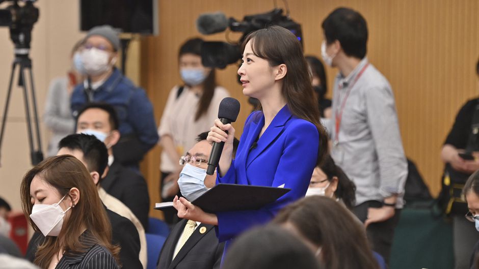 记者在位于梅地亚中心的分会场提问