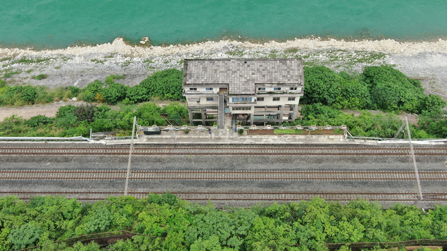 乌江边上有座“吊脚楼火车站”