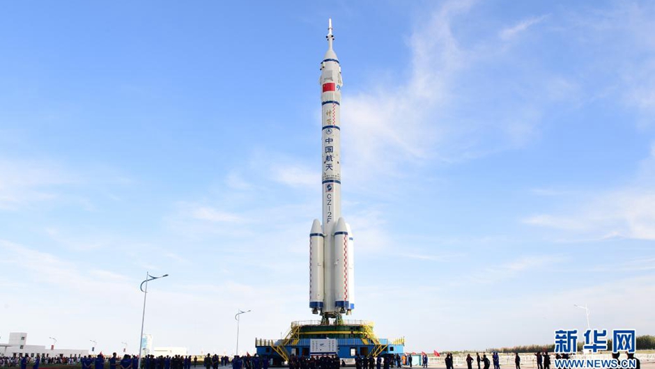 神舟十二号船箭组合体转运至发射区