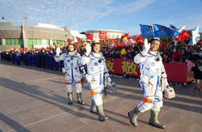 聂海胜、刘伯明、汤洪波3名航天员领命出征