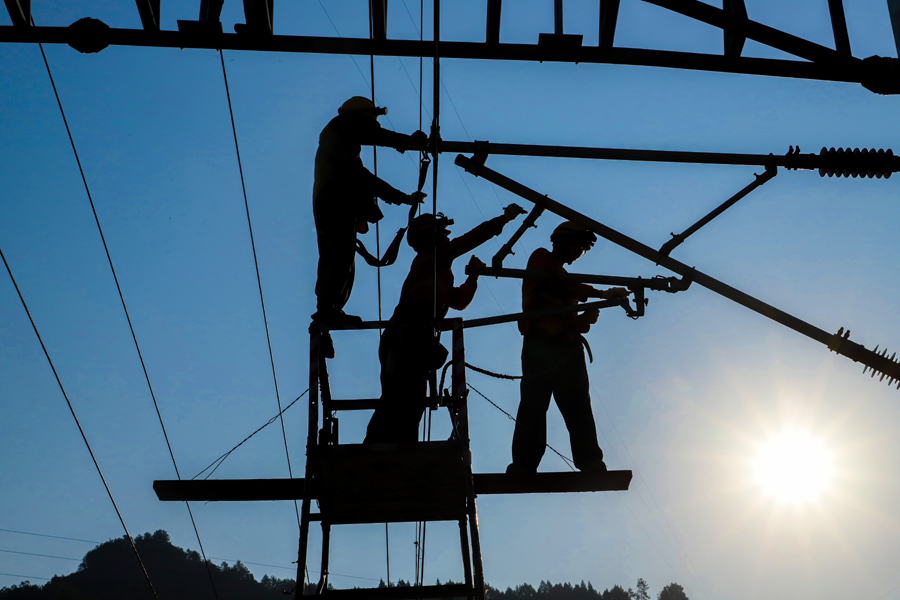 烈日下的高铁&ldquo;舞者&rdquo;