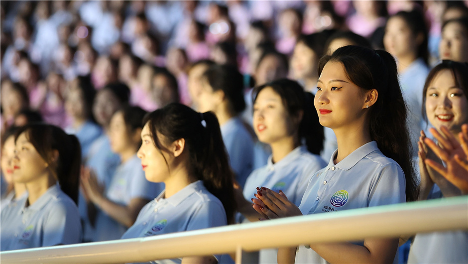 合唱团演员在开幕式现场