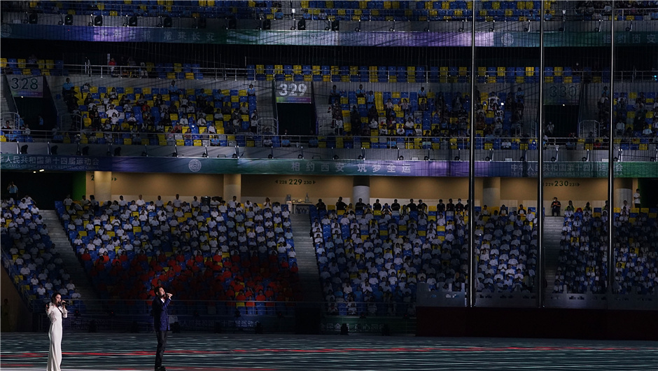 演员在开幕式前的暖场表演中演唱