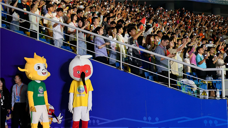 开幕式前的观众和十四运吉祥物
