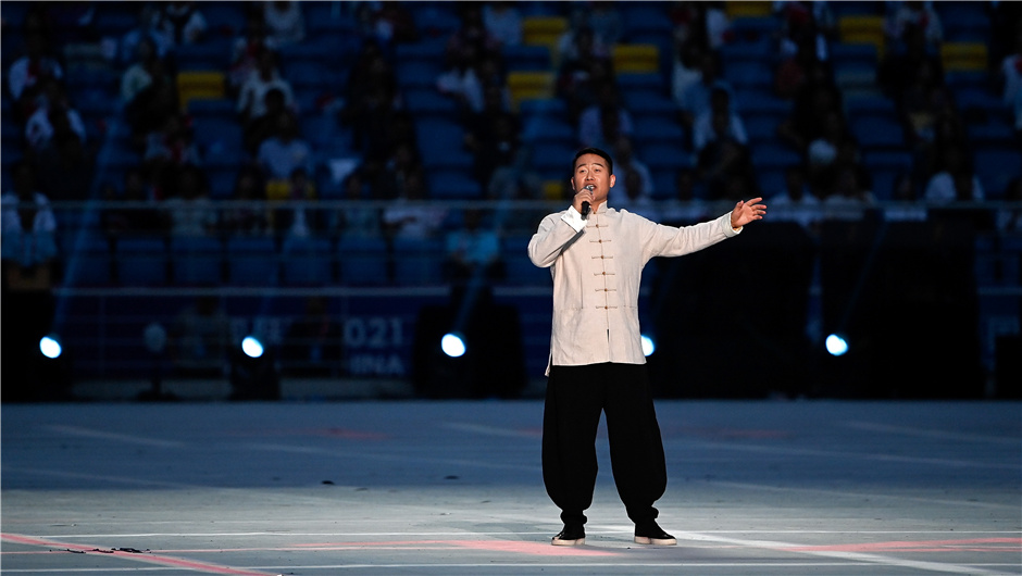 演员在开幕式前的暖场表演中演唱