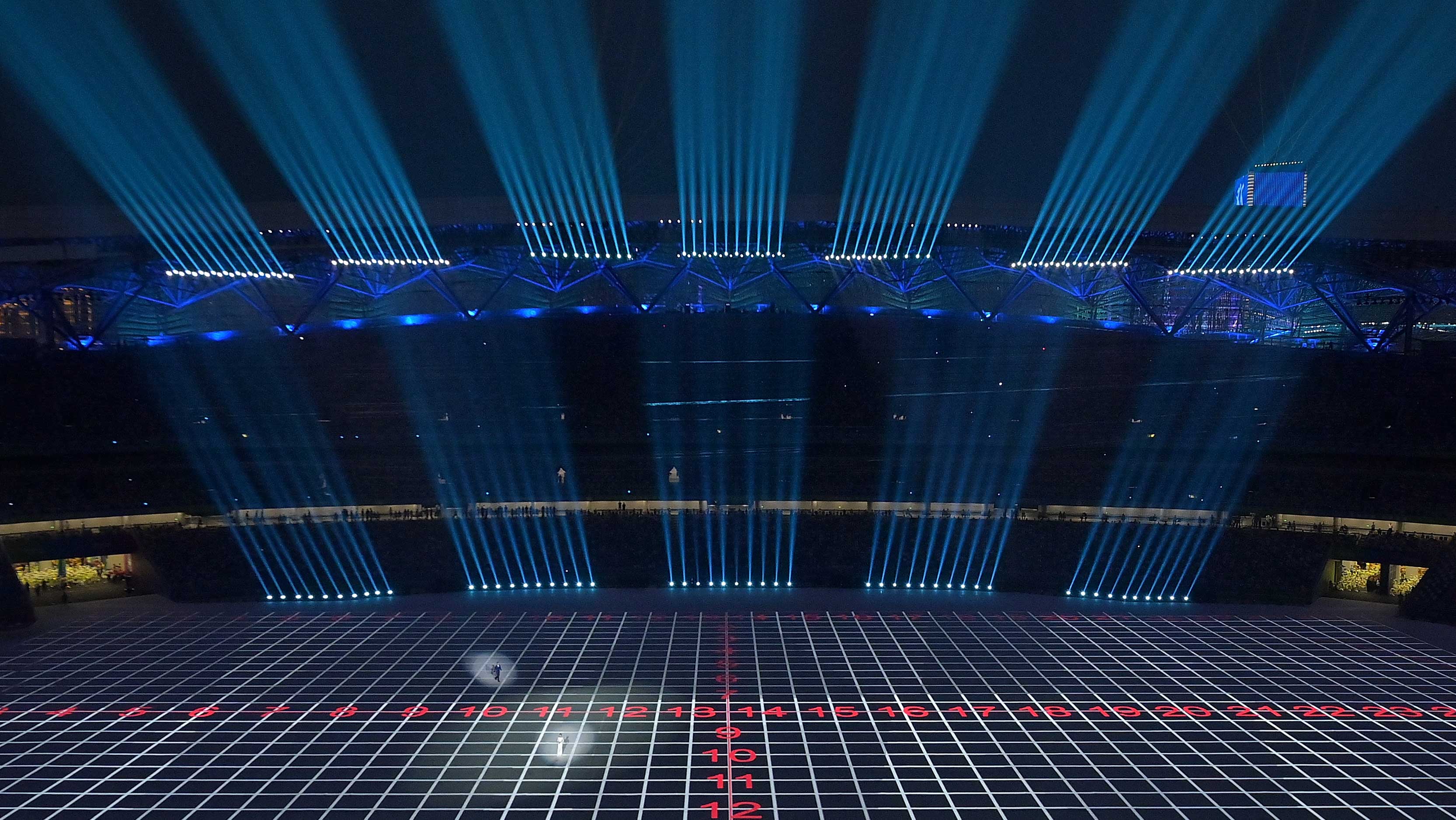 演员在开幕式前的暖场表演中演唱