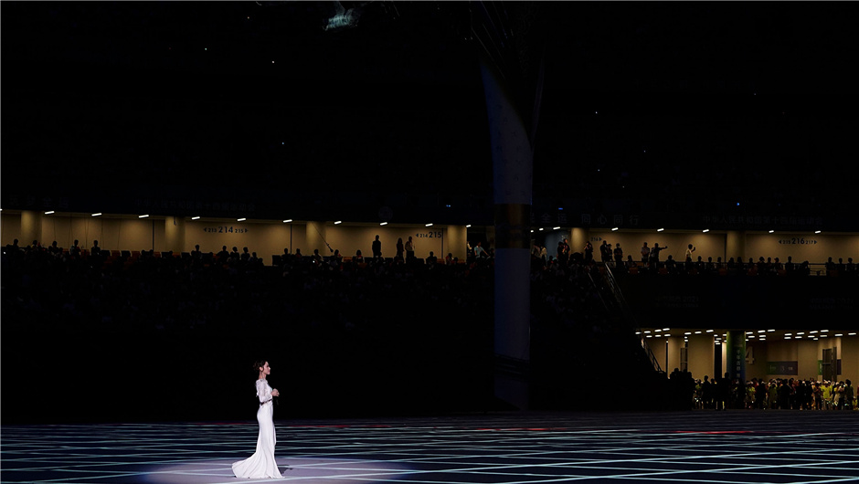 演员在开幕式前的暖场表演中演唱