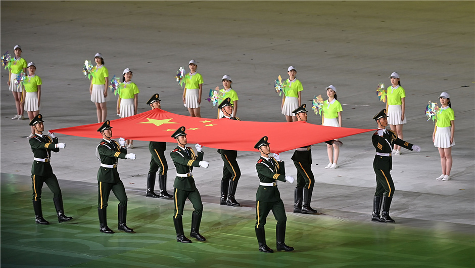 旗手护送中华人民共和国国旗入场