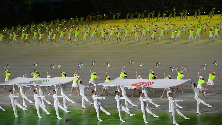 旗手护送中华人民共和国运动会会旗和第十四届全国运动会会旗入场