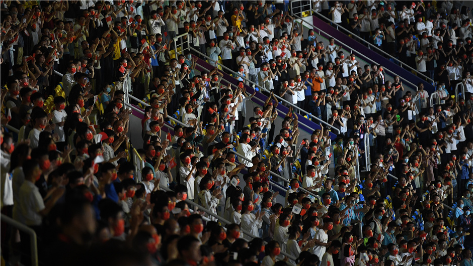 观众在开幕式上欢呼