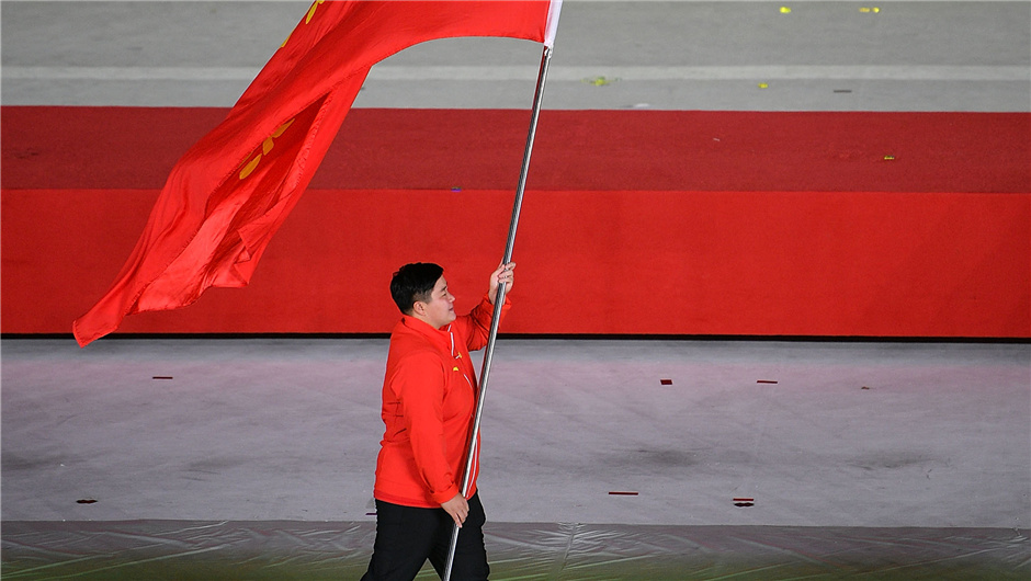 河北省体育代表团旗手巩立姣在入场仪式上