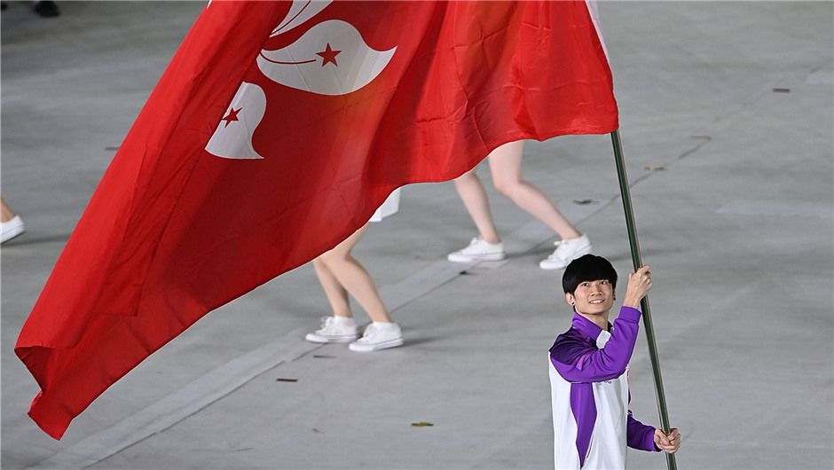 香港特别行政区体育代表团旗手欧智锋在入场仪式上