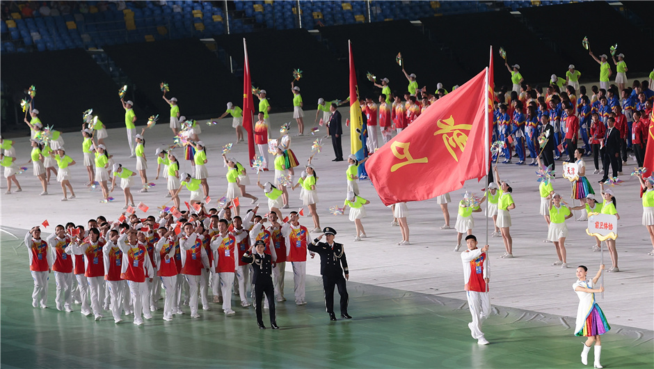 前卫体育协会代表团在入场仪式上