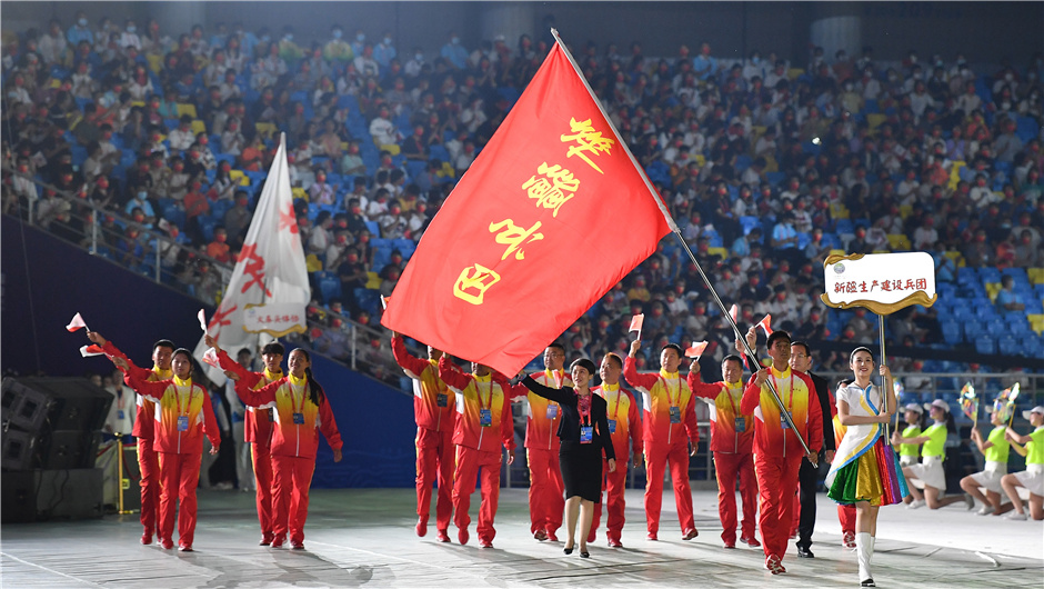 新疆生产建设兵团体育代表团在入场仪式上