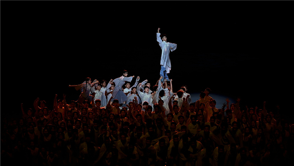 演员在开幕式现场表演