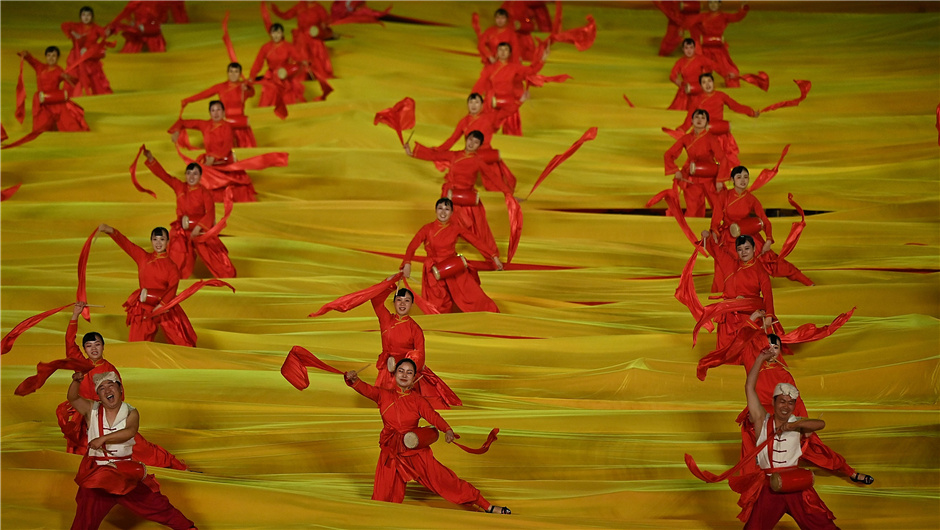 演员在开幕式现场表演