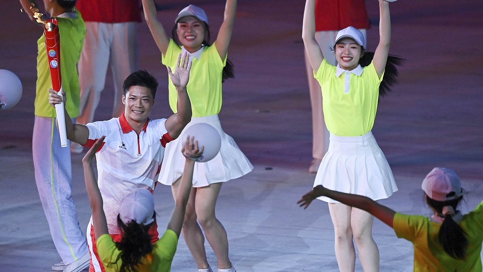 火炬手苏炳添在开幕式上传递火炬