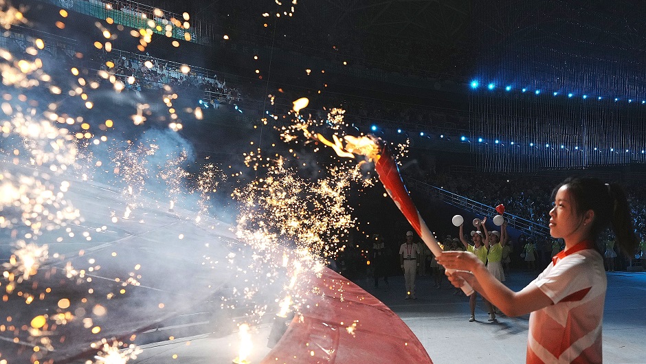 火炬手杨倩点燃主火炬