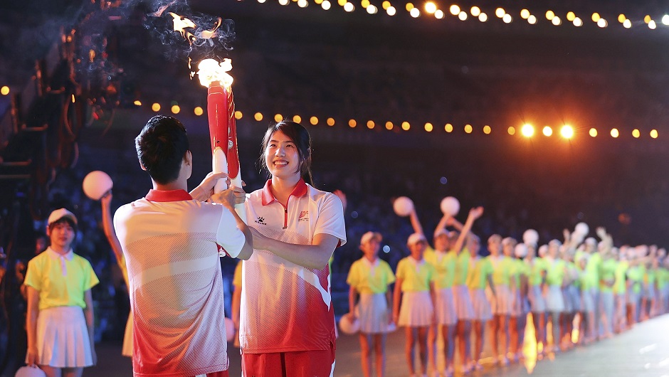 火炬手张雨霏（右）与秦凯在开幕式上的火炬传递中交接
