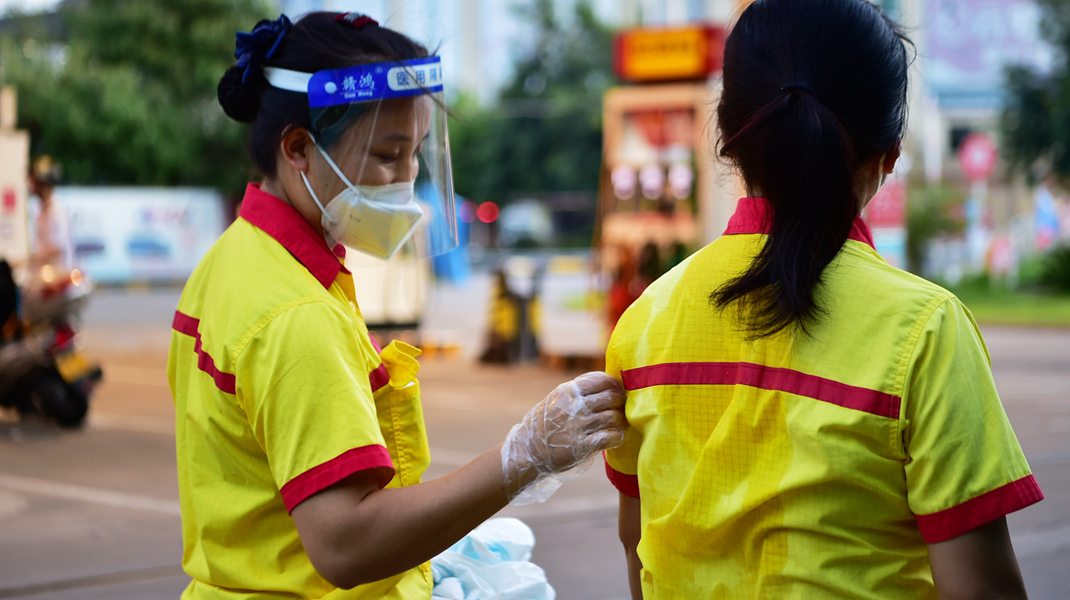 新华全媒+丨中秋节，他们团圆在防疫一线