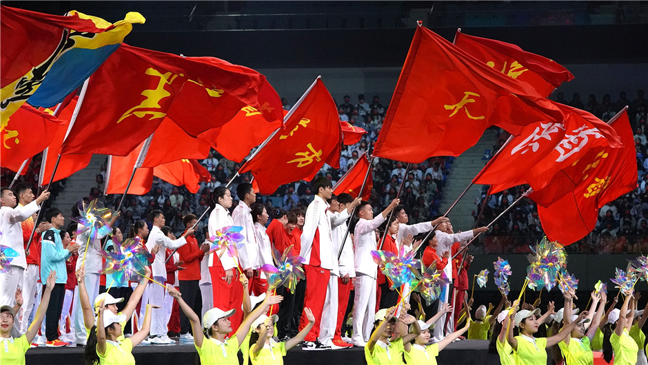 执旗手在闭幕式上挥舞各体育代表团旗帜