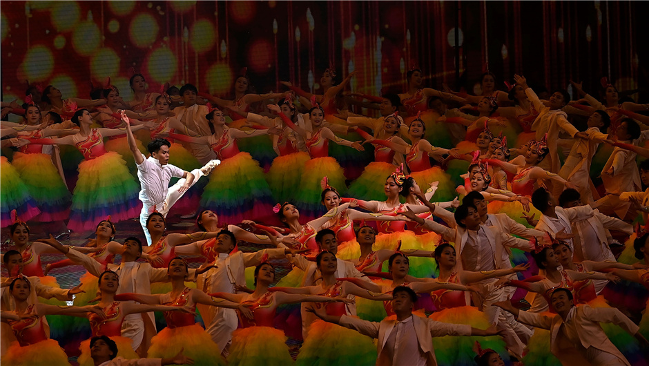 演员在闭幕式上表演