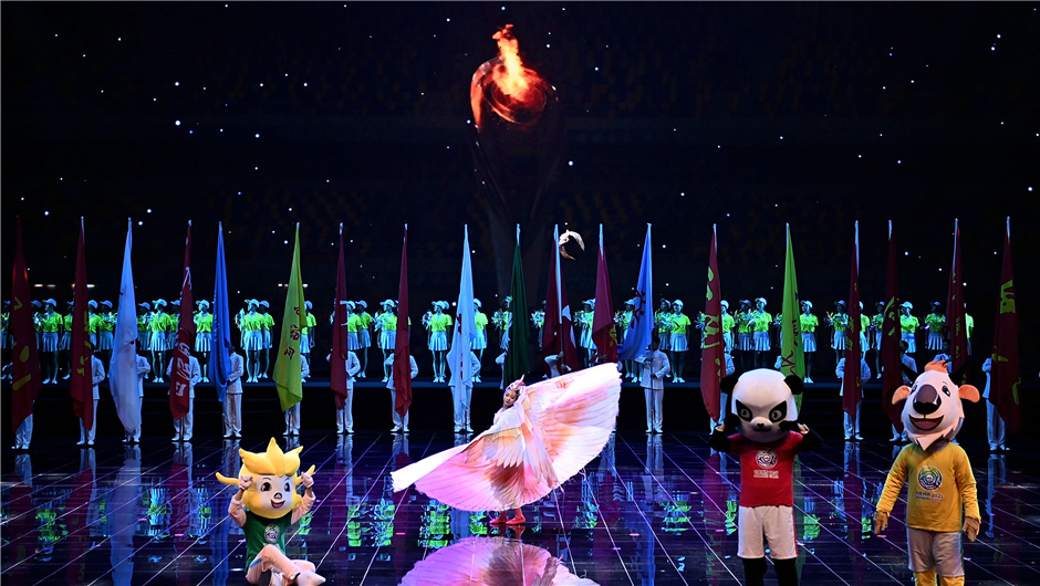 第十四届全运会圣火在闭幕式上缓缓熄灭