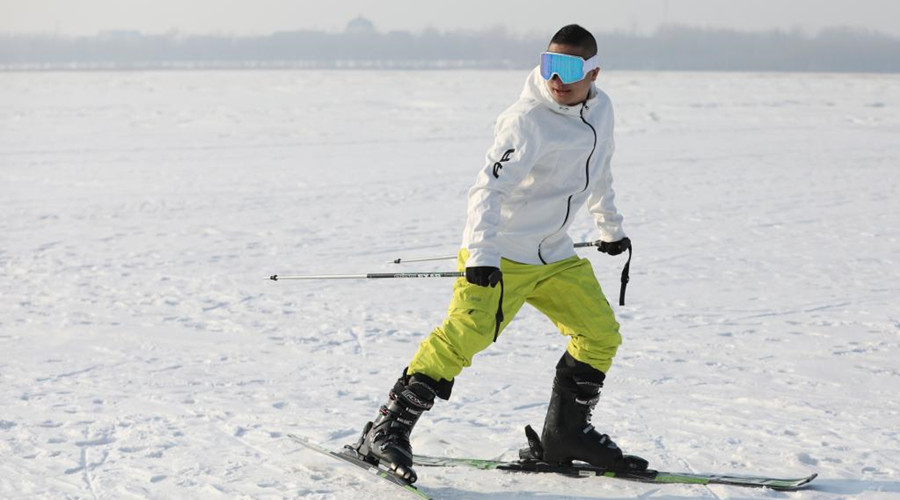 江面&ldquo;冰场&rdquo;变&ldquo;雪场&rdquo; 越冰滑雪 为冬奥加油