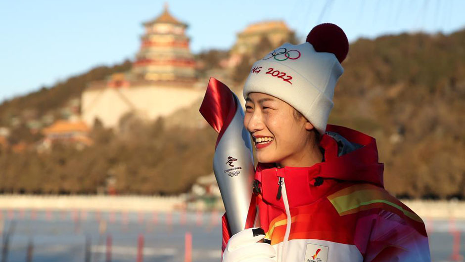 北京冬奥会火炬在颐和园传递