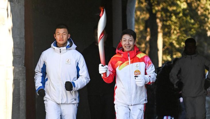 北京冬奥会火炬在颐和园传递