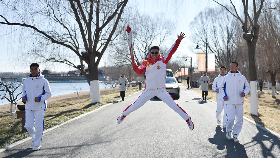 北京冬奥会火炬在大运河森林公园传递