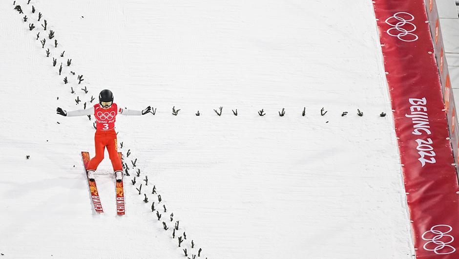 跳台滑雪女子标准台官方训练举行
