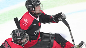 冬残奥知多少|残奥运动员在冰橇上怎么进行冰球比赛？