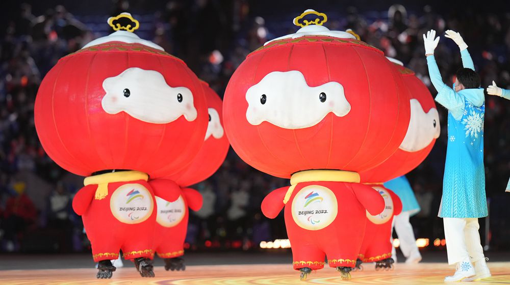 闭幕式上的北京冬残奥会吉祥物“雪容融”