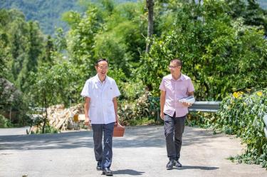 新华全媒+丨村里来了&ldquo;医生书记&rdquo; 小山村也有&ldquo;大医院&rdquo;