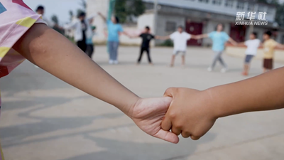 安徽阜阳：志愿者点亮孩子们的&ldquo;七彩假期&rdquo;