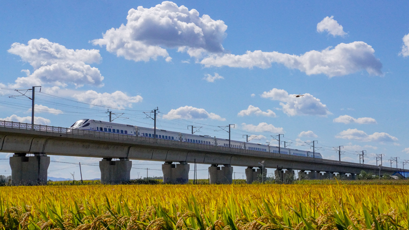 吉林：水稻主产区拉开秋收序幕