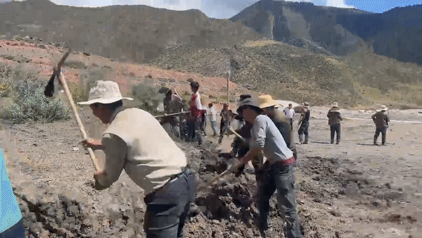 除了赚钱养家,山里的爸爸们还能修足球场