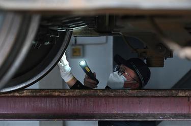 新华全媒+丨春运幕后的&ldquo;火车医生&rdquo;