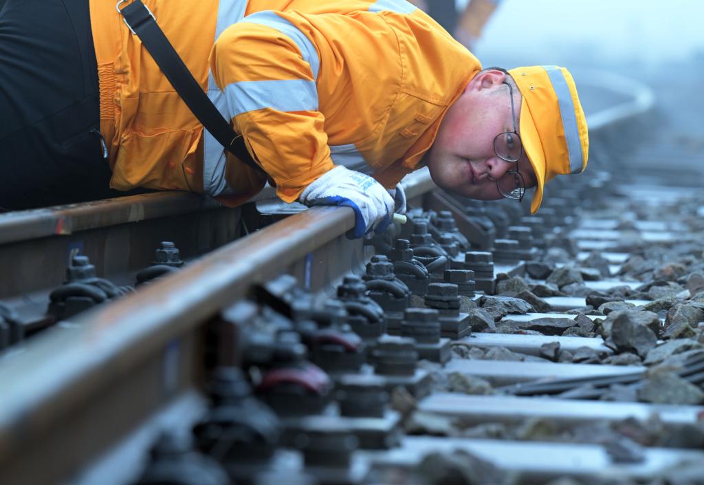 新华全媒+丨春运中的&ldquo;轨道医生&rdquo;