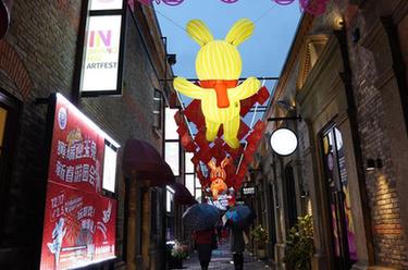 上海：&ldquo;潮兔&rdquo;彩灯点亮弄堂